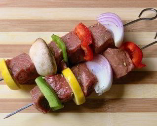 Маринованные говяжьи шашлыки с овощами и грибами