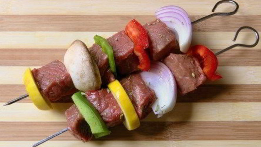 Рецепт маринованных говяжьих шашлыков с овощами и грибами
