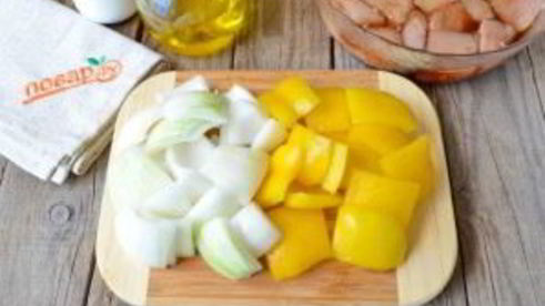 шашлычки из курицы в меду с овощами