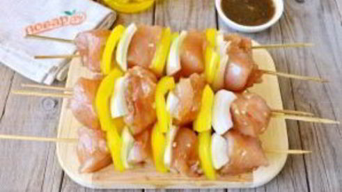 шашлычки из курицы в меду с овощами