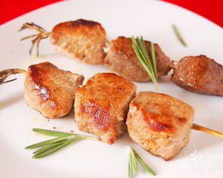 Шашлычки на розмариновых шпажках
