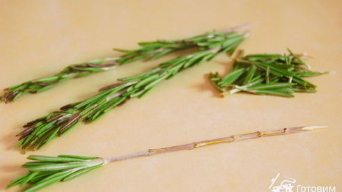 шашлычки на розмариновых шпажках