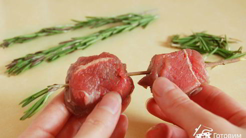 шашлычки на розмариновых шпажках