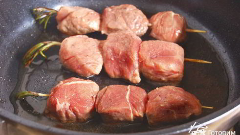 шашлычки на розмариновых шпажках