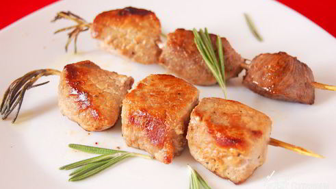 шашлычки на розмариновых шпажках