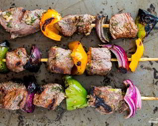 Шашлык из говядины с луком и перцем