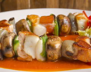 Шашлык из лосося под грибным соусом