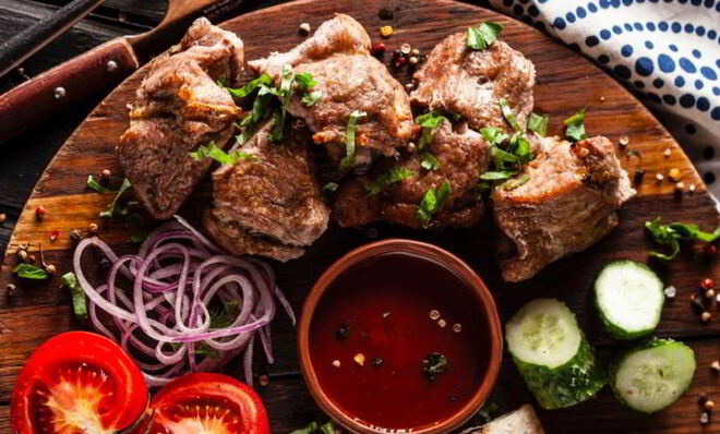 Шашлык из свинины, маринованной с луком