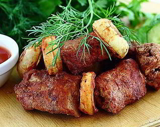 Шашлык на гриле в томатном соке