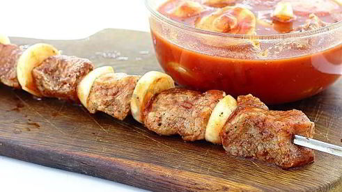 шашлык на гриле в томатном соке