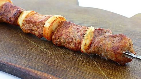 шашлык на гриле в томатном соке