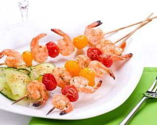 Шашлыки из креветок и черри со сметанным соусом с хреном и розмарином
