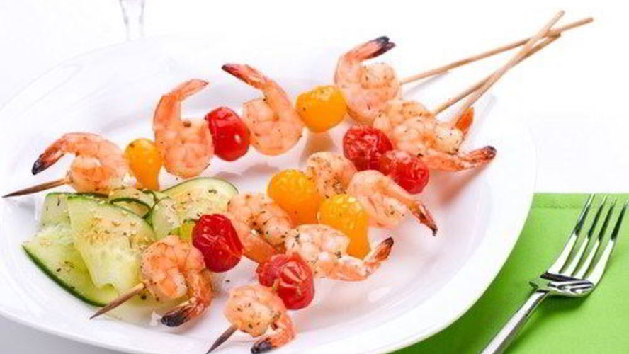 Рецепт шашлыков из креветок и черри со сметанным соусом с хреном и розмарином