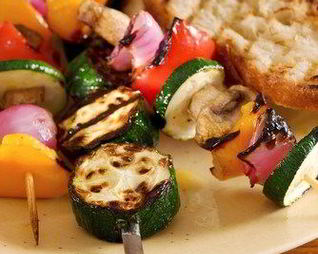 Шашлыки из сыра халлоуми, кабачков, грибов и перцев