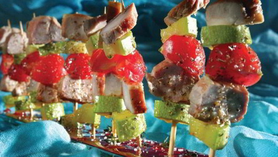 Рецепт шашлыков сувлаки из копченой свинины, помидоров черри и маринованных цукини