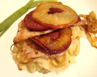 Куриные шницели с яблоками и чоризо