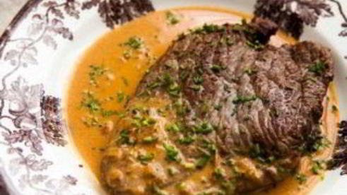 говяжий стейк с соусом