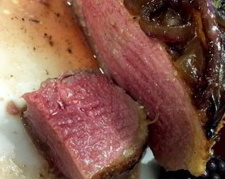 Гриль стейк из утиной грудки с соусом из слив