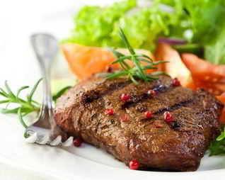 Маринованные в красном вине и розмарине говяжьи стейки