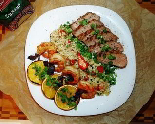 Праздничный ужин из булгура с креветками и стейком