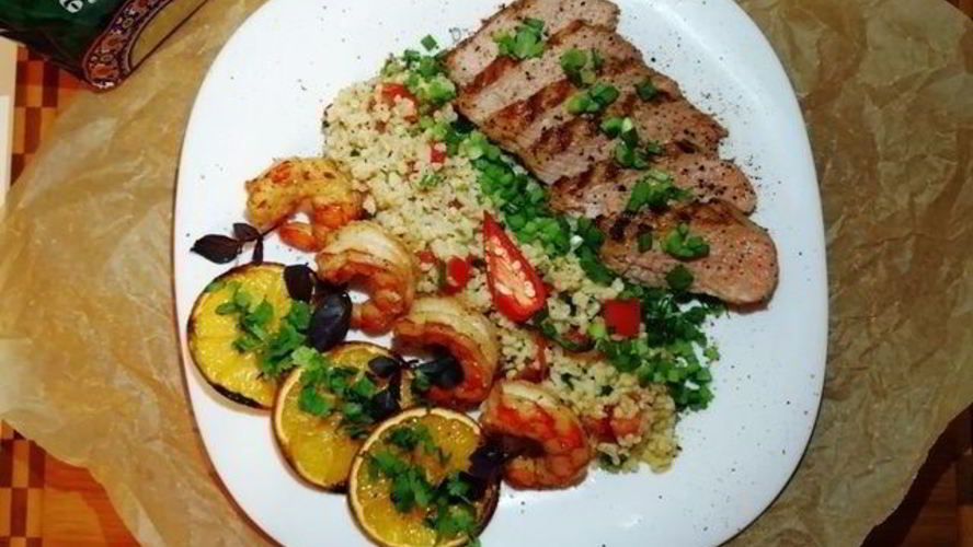 Рецепт праздничного ужина из булгура с креветками и стейком