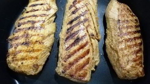 праздничный ужин из булгура с креветками и стейком