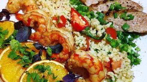 праздничный ужин из булгура с креветками и стейком