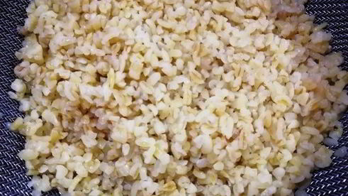 праздничный ужин из булгура с креветками и стейком