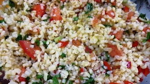 праздничный ужин из булгура с креветками и стейком