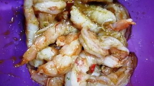 праздничный ужин из булгура с креветками и стейком