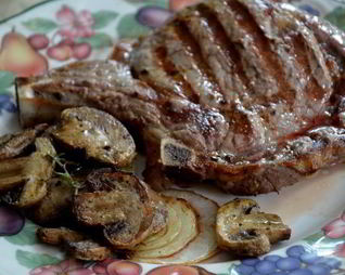 Рибай стейк с грибами и луком