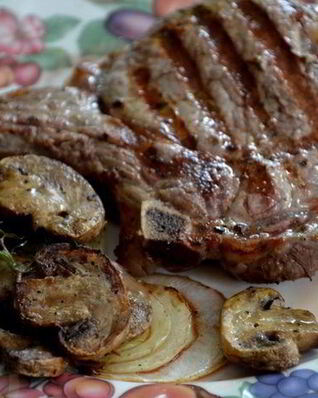 Рибай стейк с грибами и луком