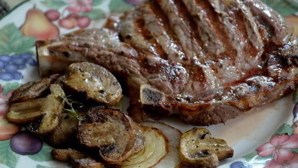 Рецепт Рибая стейк с грибами и луком