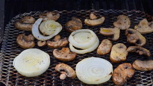 рибай стейк с грибами и луком