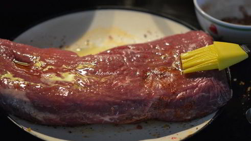 стейк говяжий с соусом чимичурри