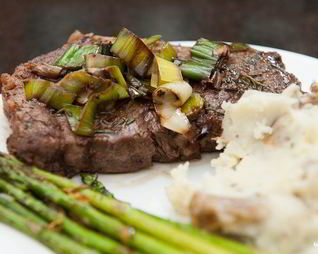 Стейк из говядины на сковороде