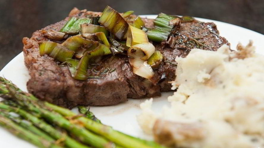 Рецепт стейка из говядины на сковороде