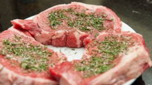 стейк из говядины на сковороде