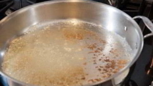 стейк из говядины на сковороде