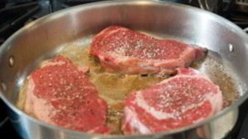 стейк из говядины на сковороде