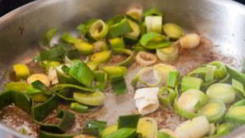 стейк из говядины на сковороде