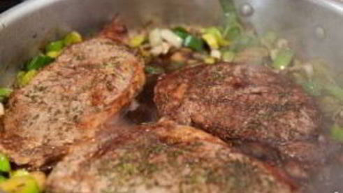 стейк из говядины на сковороде