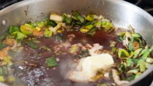 стейк из говядины на сковороде