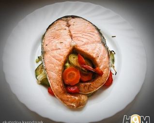 Стейк из семги на овощной подушке