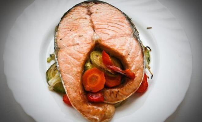 Стейк из семги на овощной подушке