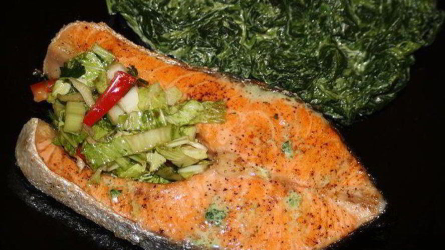 Рецепт стейка из семги со шпинатом в сливках