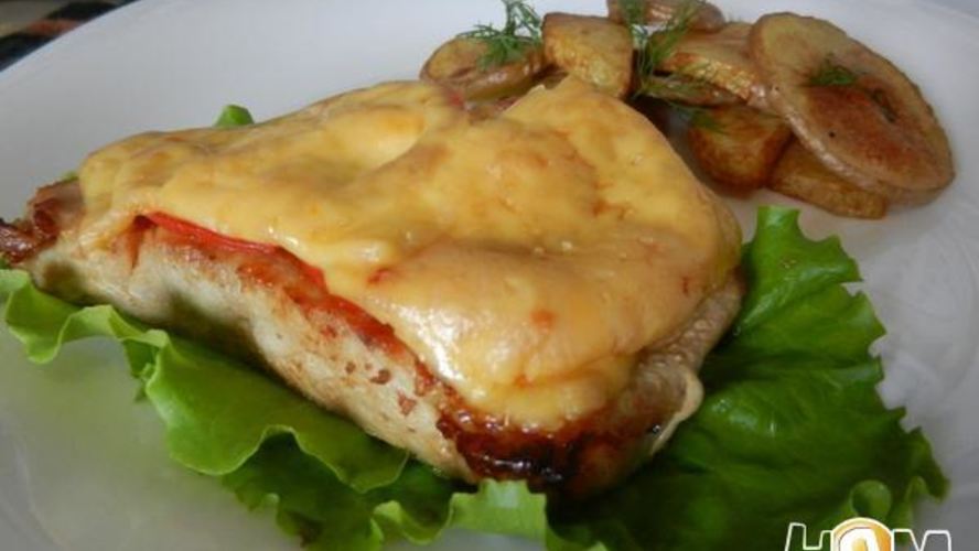 Рецепт стейка из свиного окорока под сырной шапкой