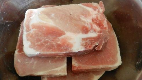 стейк из свиного окорока под сырной шапкой