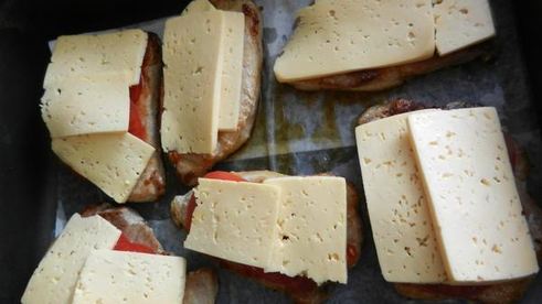 стейк из свиного окорока под сырной шапкой