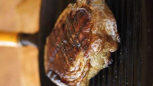 стейк портерхаус с маслом из красного вина